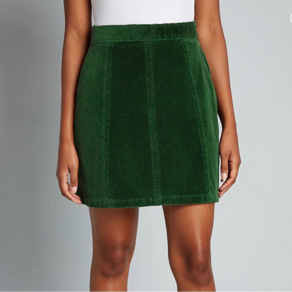 NWT ModCloth A-line green corduroy skirt 16W. 17” at waist laying flat